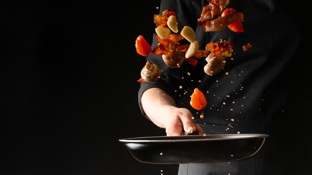 Kucharz przygotowujący potrawę